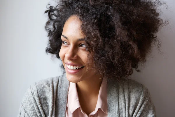 Mooie zwarte vrouw glimlachend en op zoek weg — Stockfoto