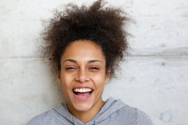 Riéndose mujer joven afroamericana — Foto de Stock