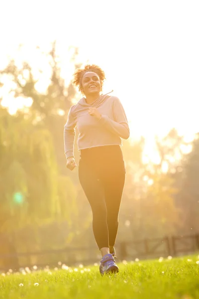 Jovem feliz exercitando no parque — Fotografia de Stock