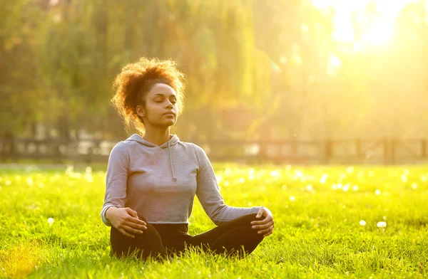 Africano americano mulher meditando na natureza — Fotografia de Stock