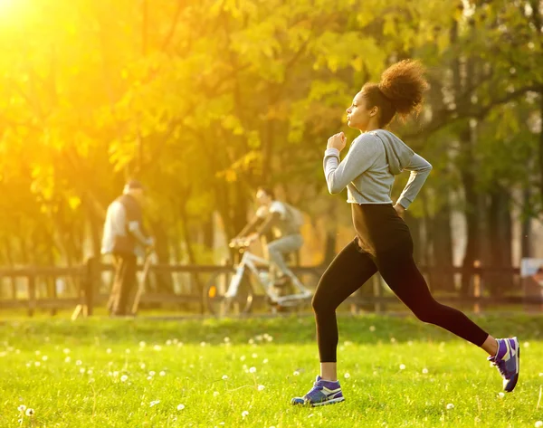 Mujer afroamericana corriendo al aire libre — Foto de Stock