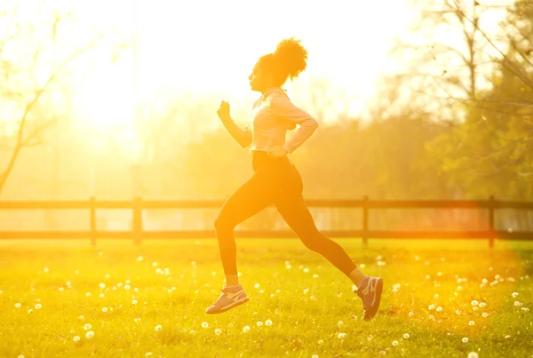 Упражнения женщина бежит на открытом воздухе — стоковое фото