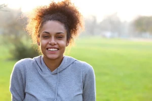 Sorridente giovane donna africana americana all'aperto — Foto Stock
