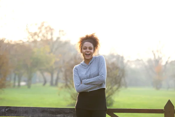 Здорова молода жінка стоїть на природі посміхається — стокове фото