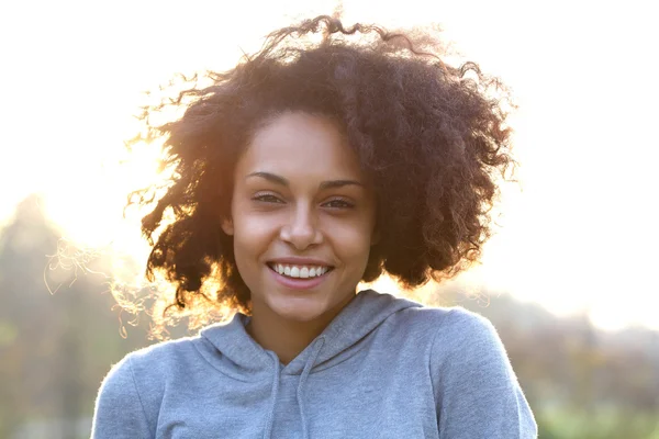 곱슬 머리와 함께 웃는 행복 한 젊은 여자 — 스톡 사진