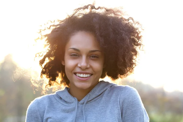 Gelukkig lachende jonge vrouw met krullend haar — Stockfoto