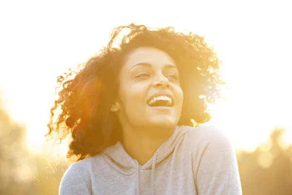 Menina americana africana feliz rindo ao ar livre — Fotografia de Stock