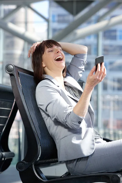 Mujer de negocios leyendo mensaje de texto en el teléfono móvil —  Fotos de Stock