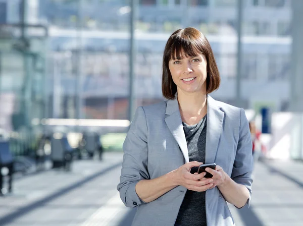 Smart forretningskvinne som har mobiltelefon – stockfoto