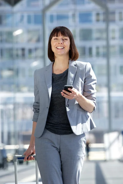 Profesjonalne biznes kobieta podróży z worka i telefon komórkowy — Zdjęcie stockowe