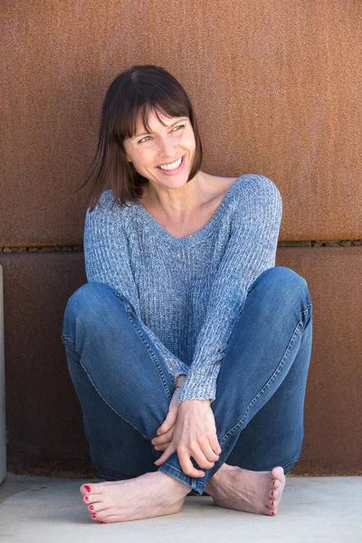 Belle femme âgée assise et souriante — Photo