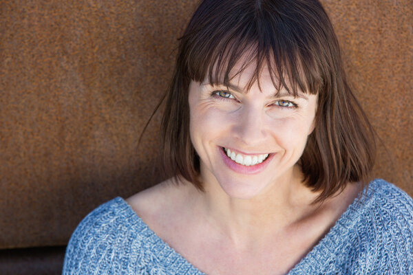 Улыбающаяся женщина средних лет
