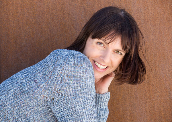 Счастливая улыбающаяся пожилая женщина
