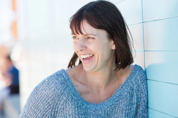 Natuurlijke oudere vrouw lachen — Stockfoto