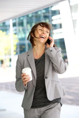 yürümeye ve konuşmaya şehirde iş kadını