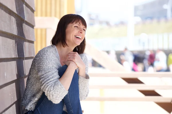 Atrakcyjna kobieta starsze śmiejąc się na zewnątrz — Zdjęcie stockowe