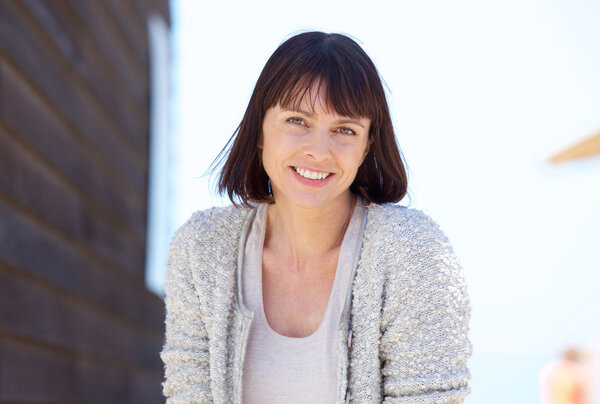 Естественно свежая пожилая женщина улыбается
