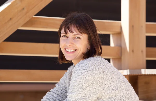 Selbstbewusste Frau lächelt draußen — Stockfoto