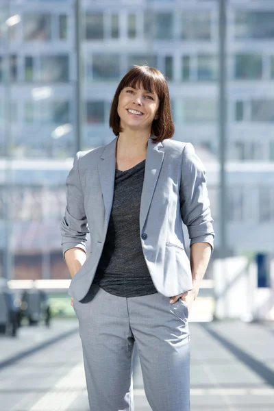 Bizneswoman stojąca w mieście — Zdjęcie stockowe