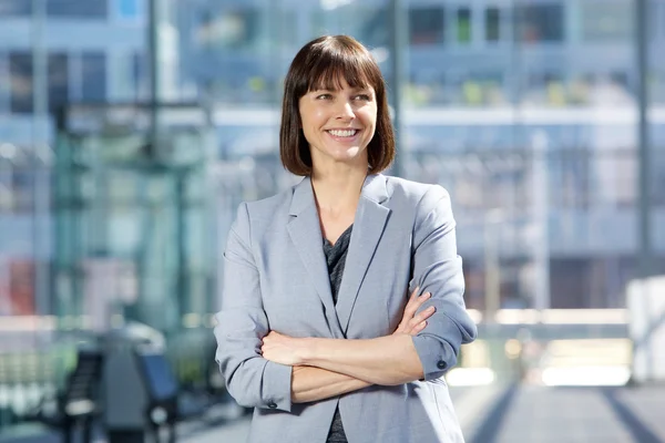 Mulher de negócios atraente sorrindo — Fotografia de Stock