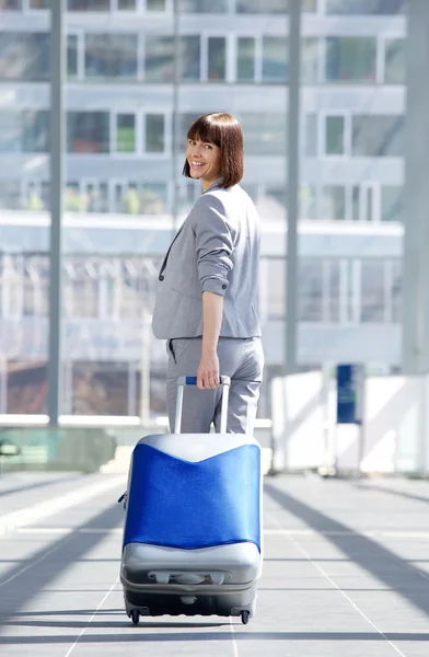 Happy traveling business woman — ストック写真