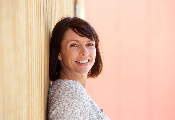 Femme d'âge moyen en bonne santé souriant — Photo