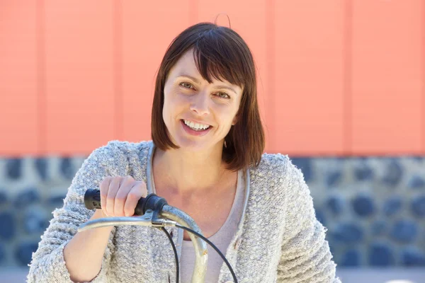 Smiling older woman with bike — 스톡 사진