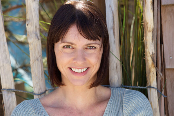 Лицо пожилой женщины улыбается
