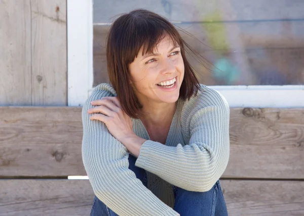 Natural older lady smiling outside — Stockfoto