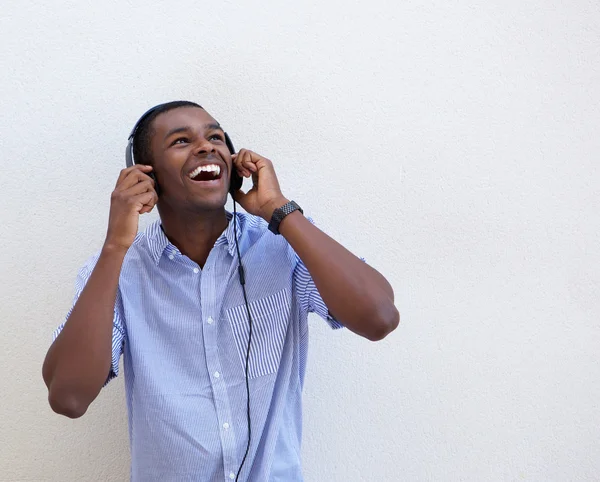 Feliz adolescente ouvindo música com fones de ouvido — Fotografia de Stock