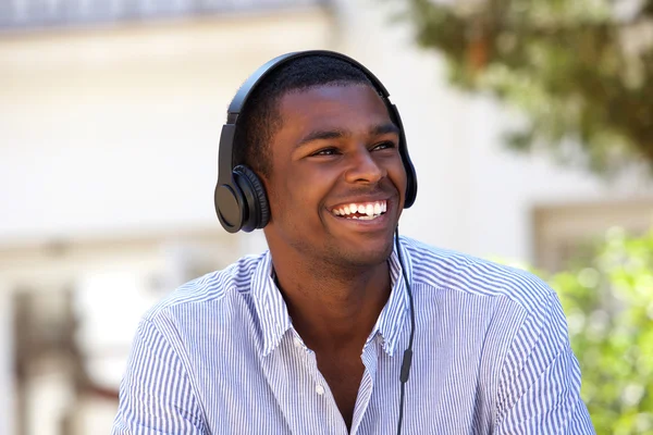 Jonge man genieten van muziek op koptelefoon — Stockfoto