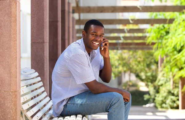 Lachen aan de telefoon — Stockfoto