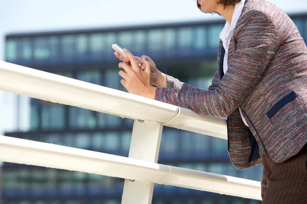 Kvinnliga händer med mobiltelefon — Stockfoto