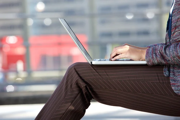 Vrouw die op laptop buiten te typen — Stockfoto