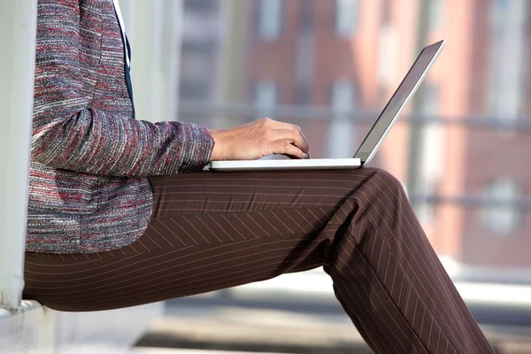 Zakenvrouw typen op laptop buiten — Stockfoto