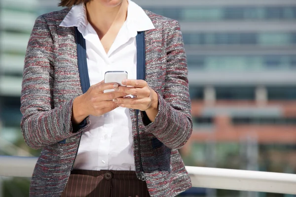 Närbild kvinna händer håller mobiltelefon — Stockfoto