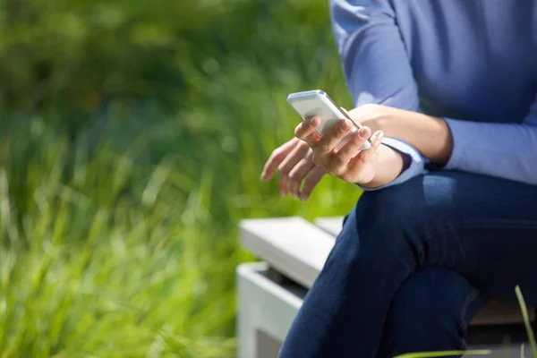 Close-up van vrouwelijke handen met behulp van mobiele telefoon — Stockfoto