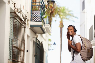 Mutlu Afrika kökenli Amerikalı adam çanta ile seyahat 