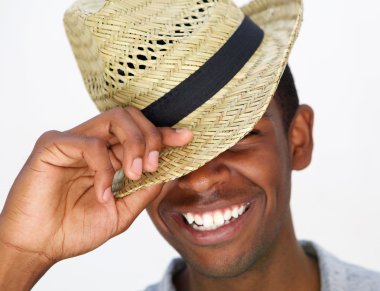 Mutlu Afrika kökenli Amerikalı adam şapkasını 