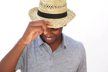 Mutlu bir şekilde gülerek bakıyor şapkalı adam