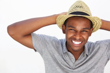 Ellerini başının arkasında ile gülen neşeli adam