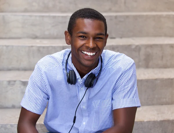 Heureux noir guy assis avec casque — Photo