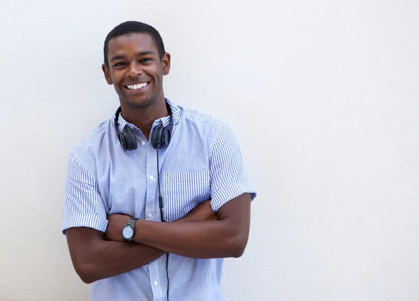 Souriant homme afro-américain avec écouteurs — Photo