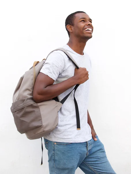 Lachende Afro-Amerikaanse mannelijke college student wandelen — Stockfoto