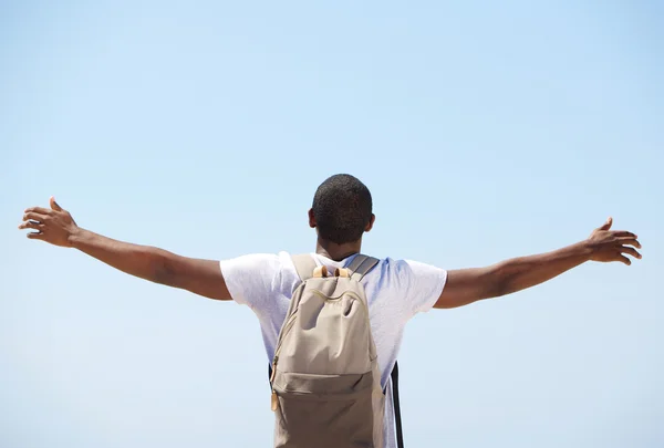 Молодой черный мужчина стоит с распростертыми руками — стоковое фото