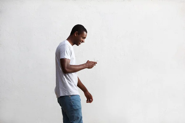 Gelukkig man lopen en met behulp van mobiele telefoon — Stockfoto