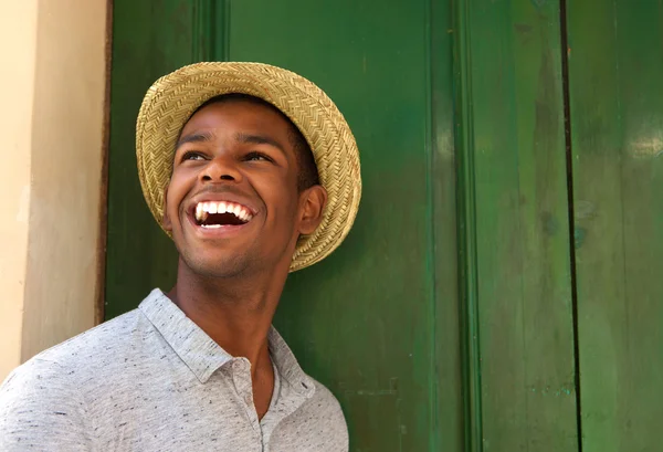 Feliz afro-americano cara rindo e olhando para longe — Fotografia de Stock