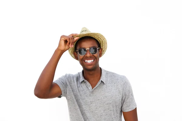 Веселый африканский американец, улыбающийся в шляпе и солнечных очках — стоковое фото