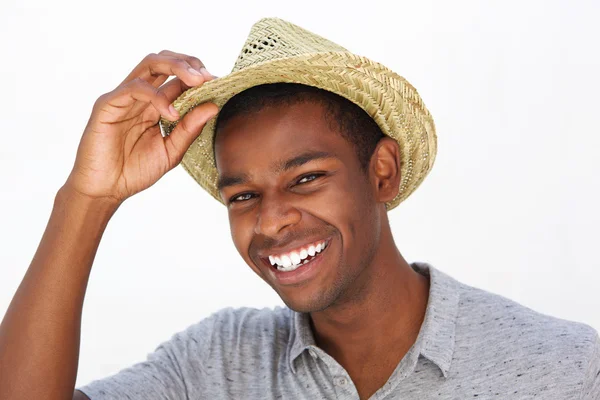 Счастливый модный мужчина улыбается в шляпе на белом фоне — стоковое фото
