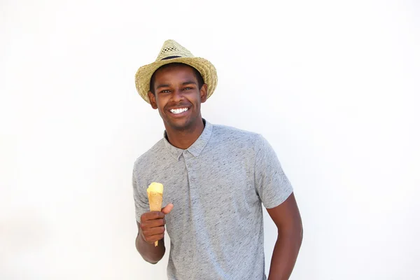 Beau jeune homme appréciant le cône de crème glacée — Photo